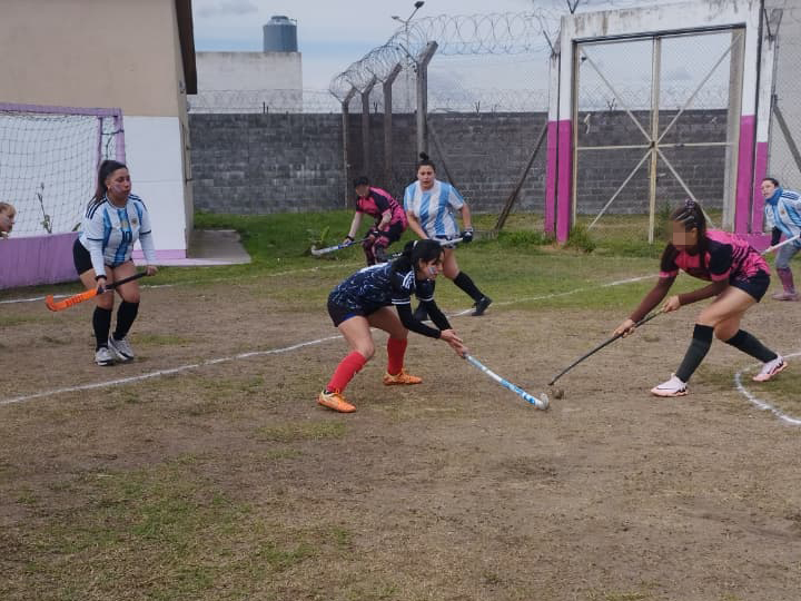 Encuentro de hockey femenino en la Unidad 40