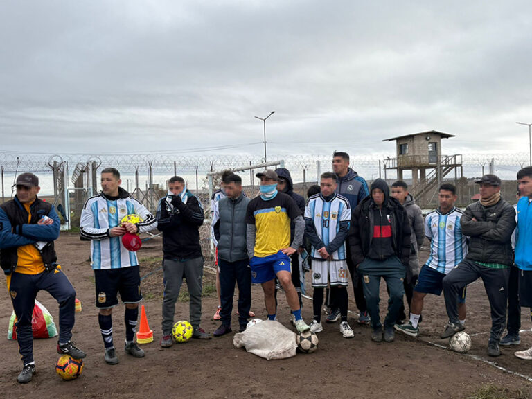 Privados de libertad de una cárcel bonaerense participaron de una clínica de fútbol y una charla sobre la historia de los mundiales