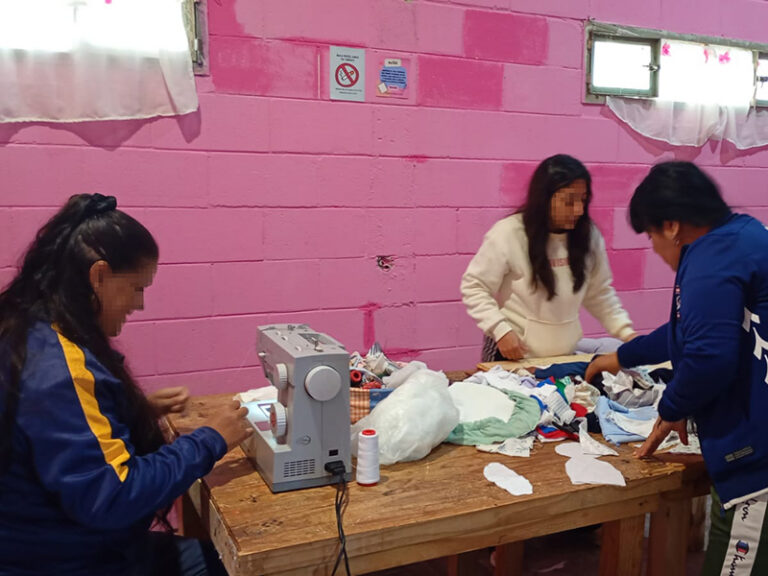 Jornada de producción artesanal y textil en la Unidad 54 de Florencio Varela