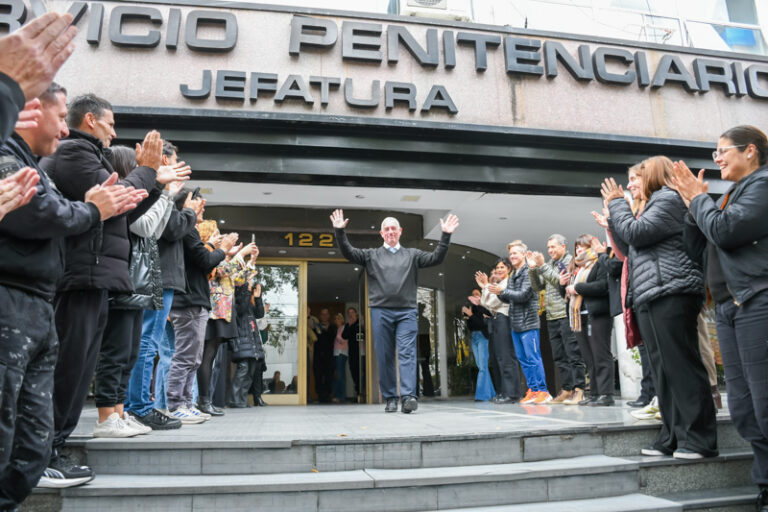 Emotivo último día laboral del director de Educación Física