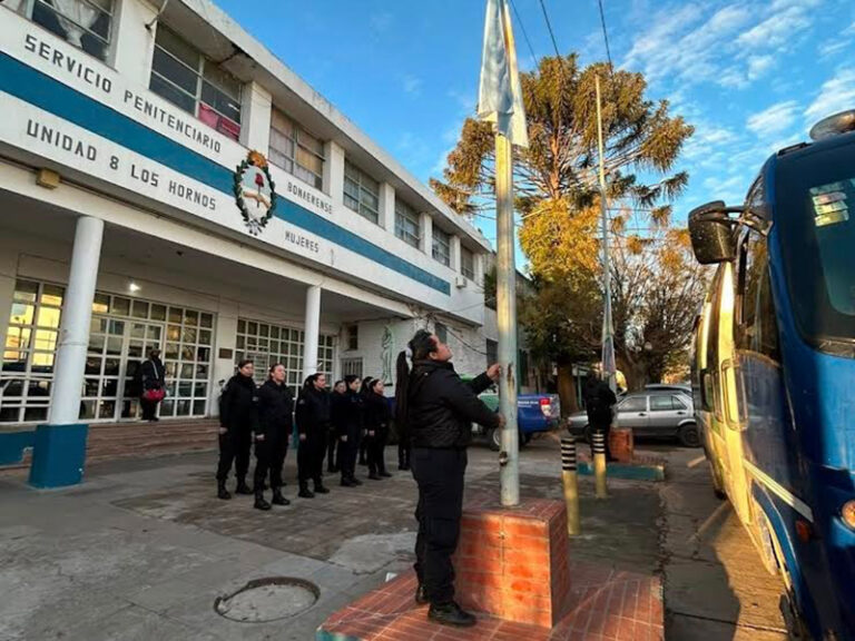 Conmemoración del día de la bandera en las Unidades de La Plata y Melchor Romero