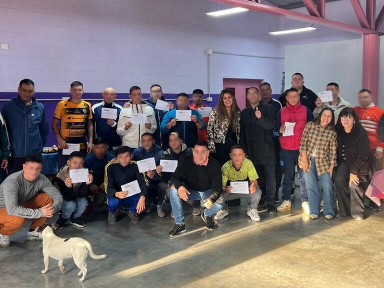 Entrega de diplomas en el taller de “Alfabetización Jurídica” en la Unidad 42