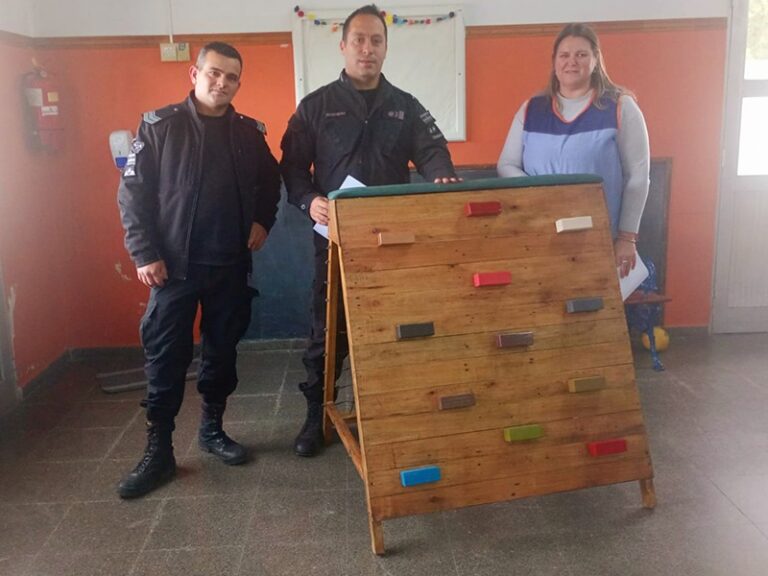 En la cárcel de Saavedra construyeron un escalador de madera para el Jardín de Infantes N° 908 de la localidad de Pigüé