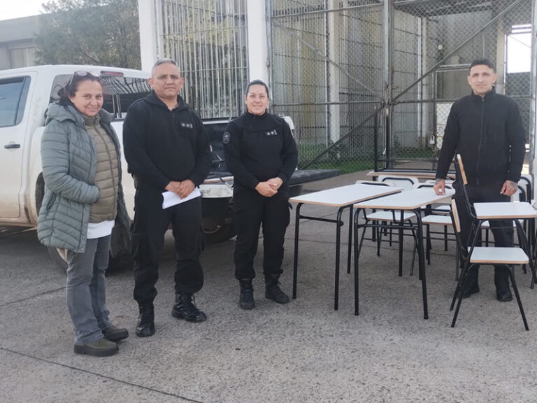 Privados de la libertad de la Unidad 17 restauraron mobiliario para una escuela de Urdampilleta