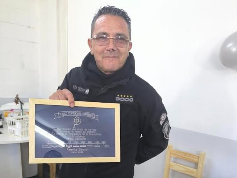 Emotiva despedida a un agente en la Unidad 33