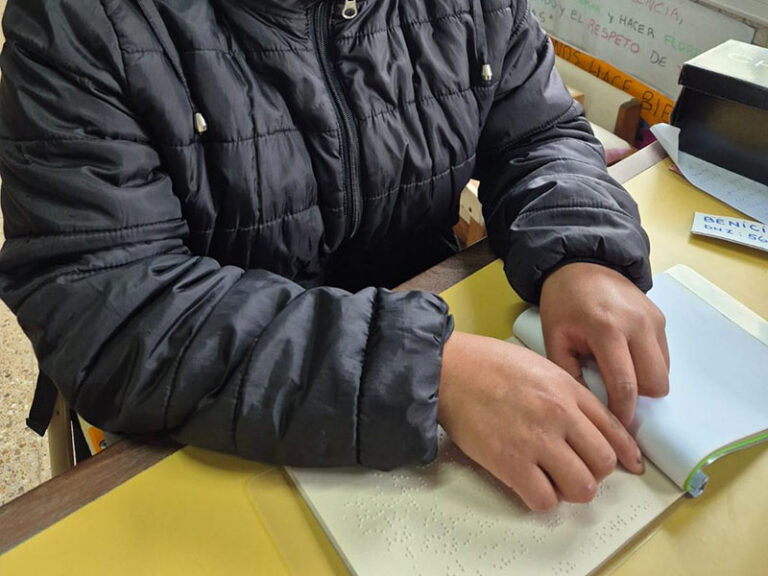 Escuela Especial recibió una obra en Braille editada en la Unidad 3