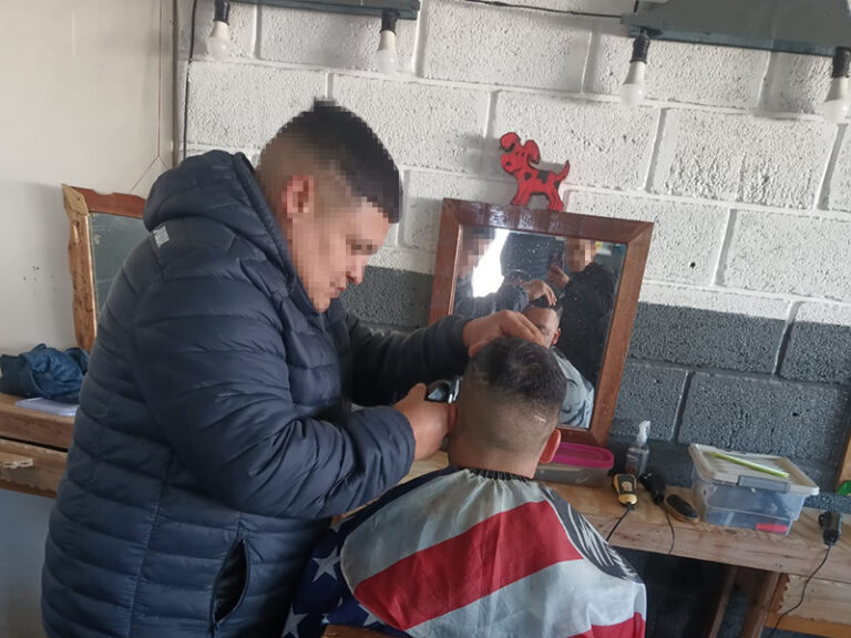 Finalizó con éxito el curso de peluquería en la Unidad 23 de Florencio Varela