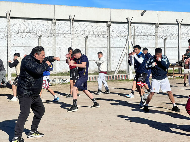 Cien privados de la libertad participaron de  una exhibición de boxeo en la Unidad 58