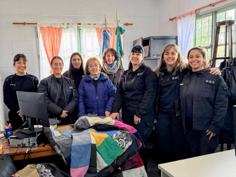 En la cárcel de mujeres de Azul confeccionaron mantas para distribuir a familias a través de una Parroquia