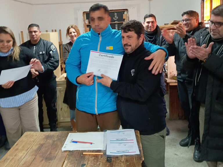 En una cárcel de Florencio Varela fabricaron muebles y los donaron a una escuela de Tigre