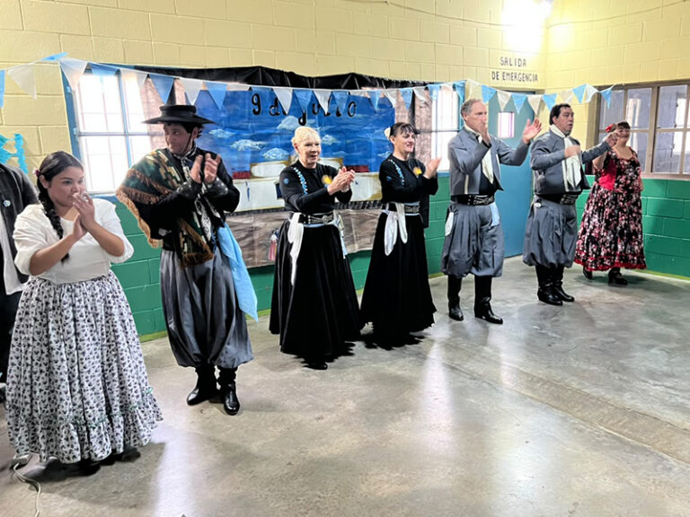 Con folklore y emotivos discursos, la Unidad 42 celebró el Día de la Independencia