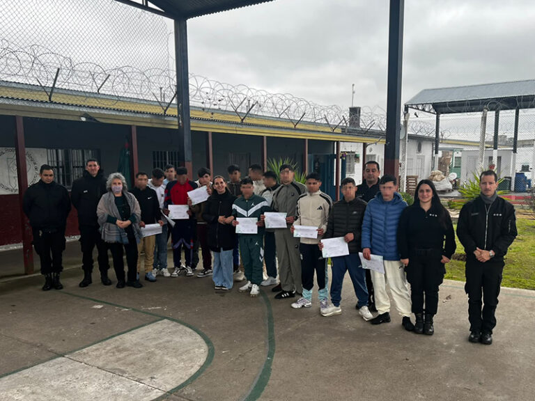 Entregan diplomas a internos de Florencio Varela que finalizaron el taller de educación emocional