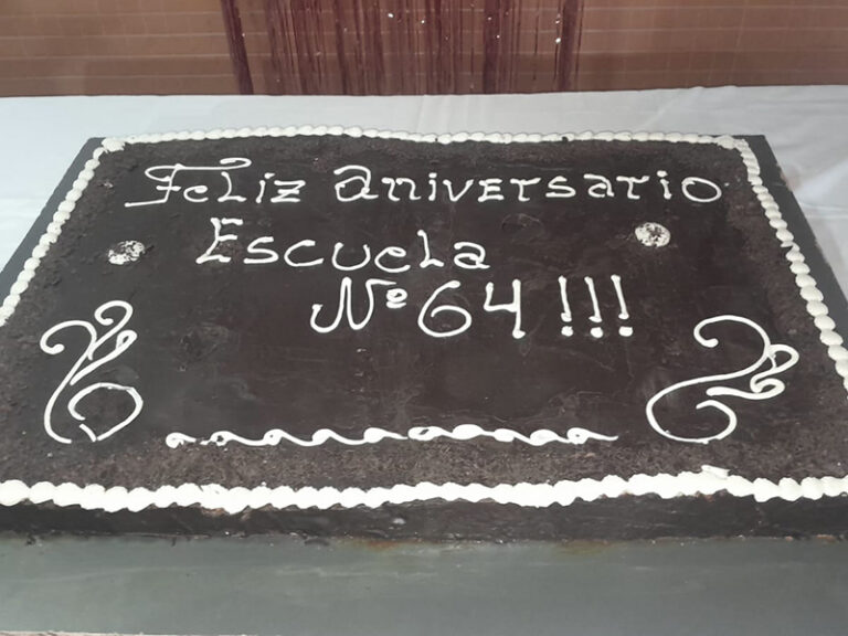 Solidaridad desde la cárcel: elaboraron una torta de 30 kilos para el aniversario 40 de la Escuela Primaria N°64 de Azul