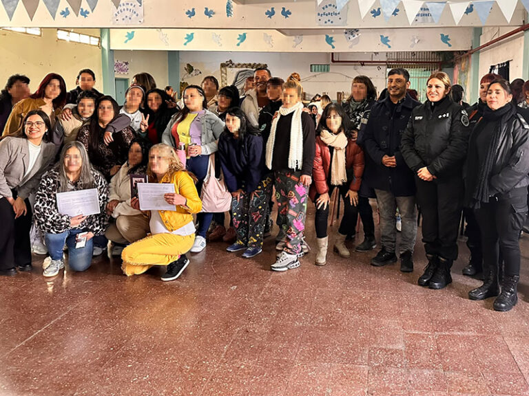 Entrega de certificados de talleres no formales en la Unidad 8