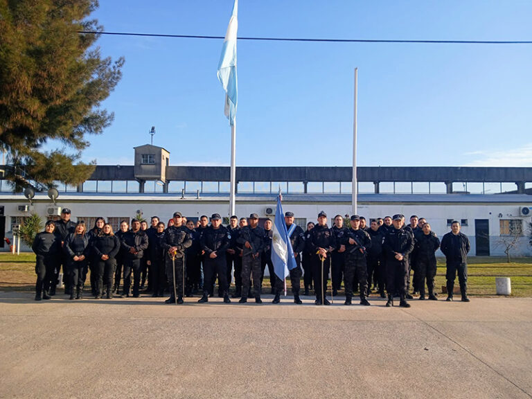 El Complejo Penitenciario San Martín conmemoró el Día de la Independencia con el izamiento del pabellón nacional
