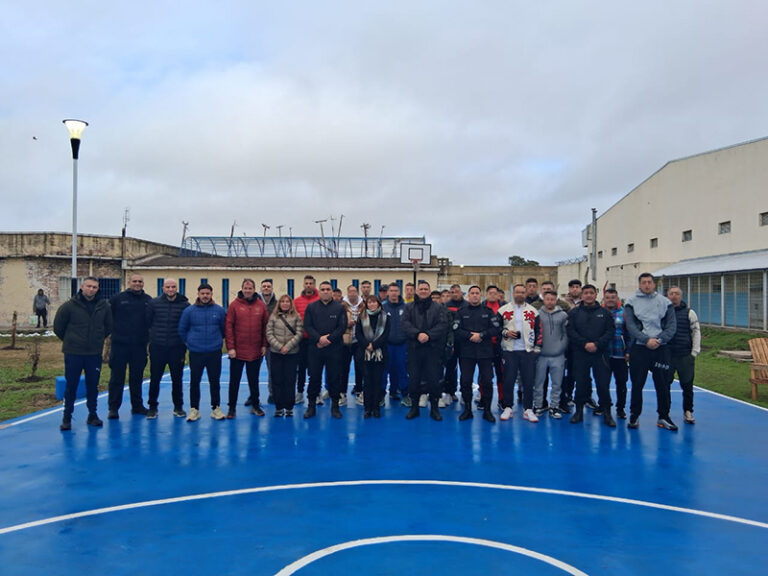 La Unidad 23 inauguró una cancha de básquet y realizó una clínica deportiva con Unión Vecinal