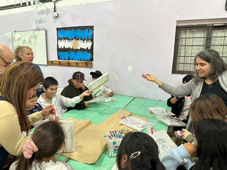 Internos de la Unidad 54 elaboraron material didáctico para una escuela especial de Varela