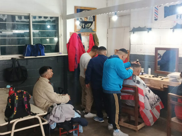 Impulsan un nuevo Curso de Barbería en el Área de Oficios de la Unidad 23