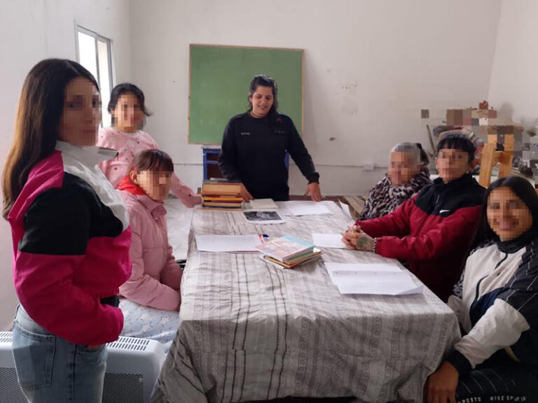 Unidad 8: internas se capacitaron para impulsar la biblioteca móvil
