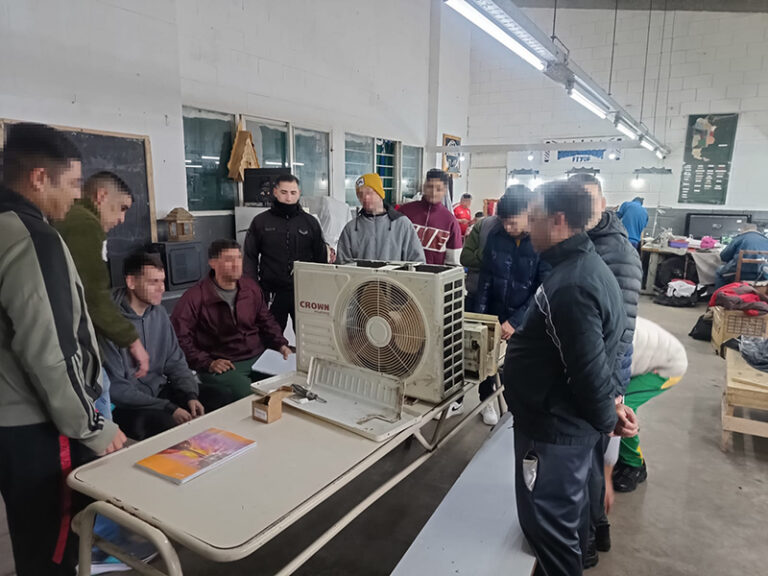 Oficios que transforman: la Unidad 23 finalizó una nueva capacitación sobre refrigeración