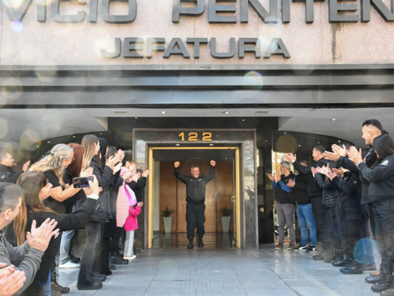 Despedida y honores para un Suboficial Mayor en el día de su retiro