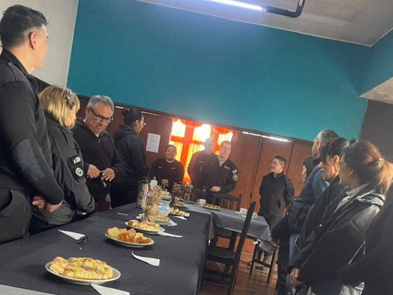 Entrega de medallas y reconocimiento al personal en la Unidad 13