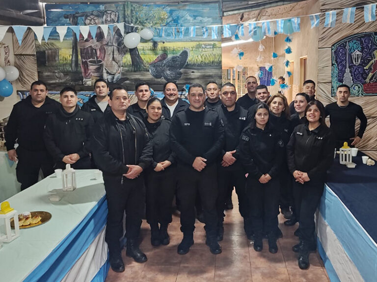 Agasajo y sorteo de premios para los agentes de la Unidad 23 en su día