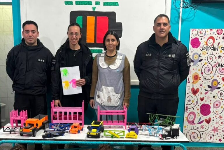 Entrega de juguetes de madera en el marco del proyecto «Maderas en Movimiento»