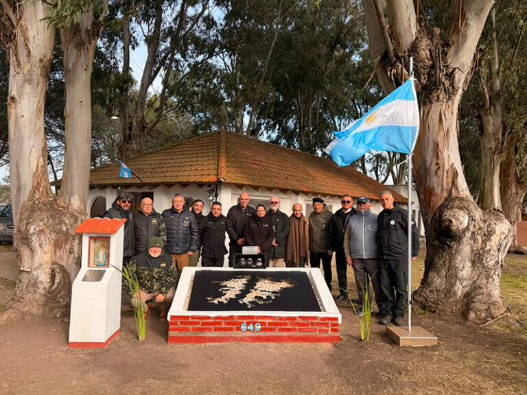 Se inauguró un monumento en homenaje a los Héroes de Malvinas en la Unidad 12