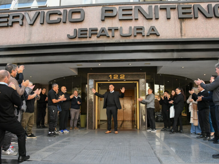Entre aplausos y abrazos se retiró un reconocido Inspector Mayor en la Jefatura del SPB