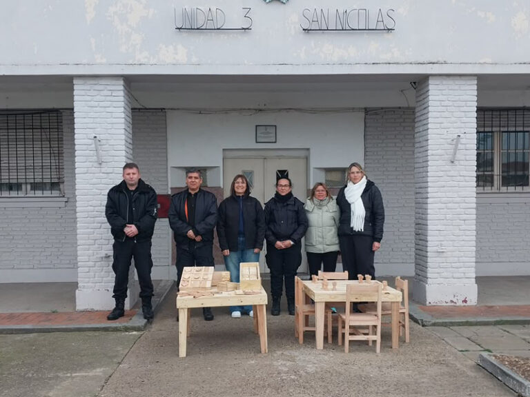 En la cárcel de San Nicolás fabricaron juegos de madera para espacios infantiles y hogares de adultos