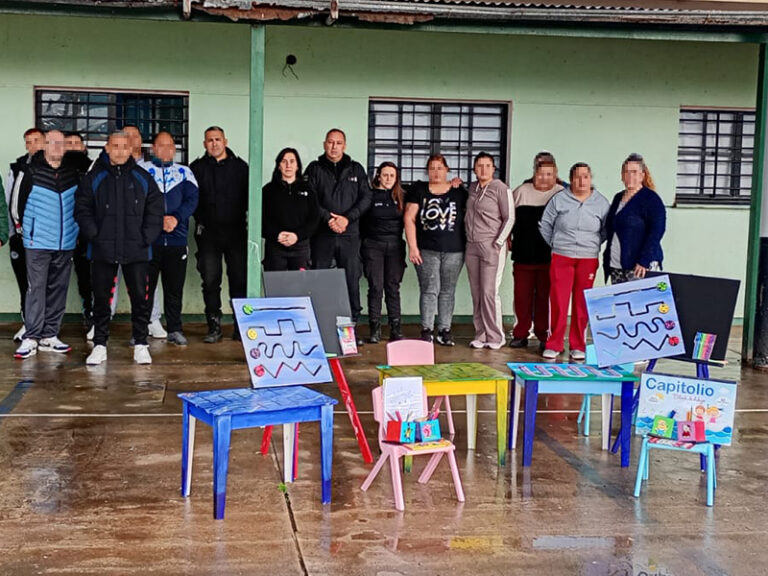 La Alcaidía de Junín sumó juegos y mobiliario para los espacios de visita