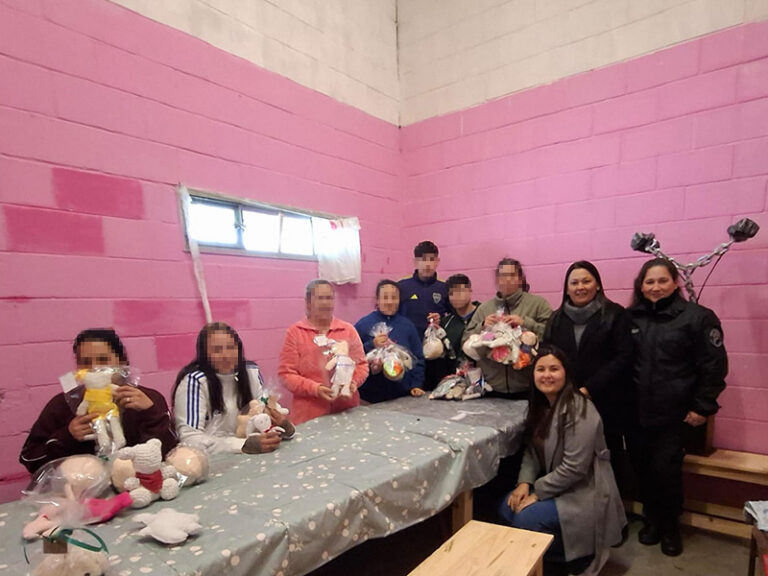 La Unidad 54 puso en marcha el taller de confección artesanal “Abrazos de Tela”