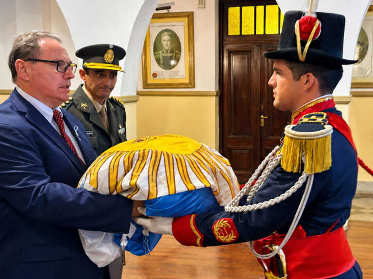 Las banderas confeccionadas en la Unidad 3 acompañarán las actividades del Mes Sanmartiniano