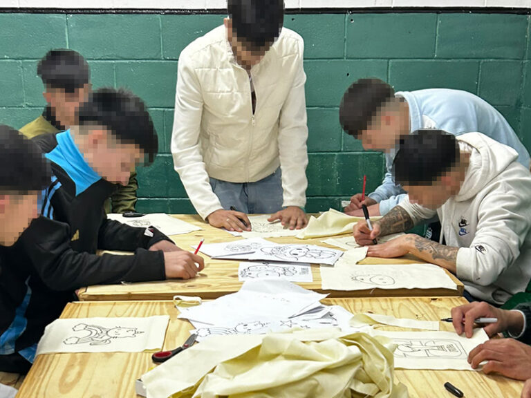 Jóvenes de la Unidad 54 confeccionan juguetes artesanales por el Día de las Infancias