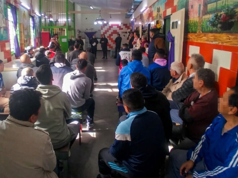 Mesa de diálogo en la Alcaidía Penitenciaria Junín sobre trámites de Contaduría