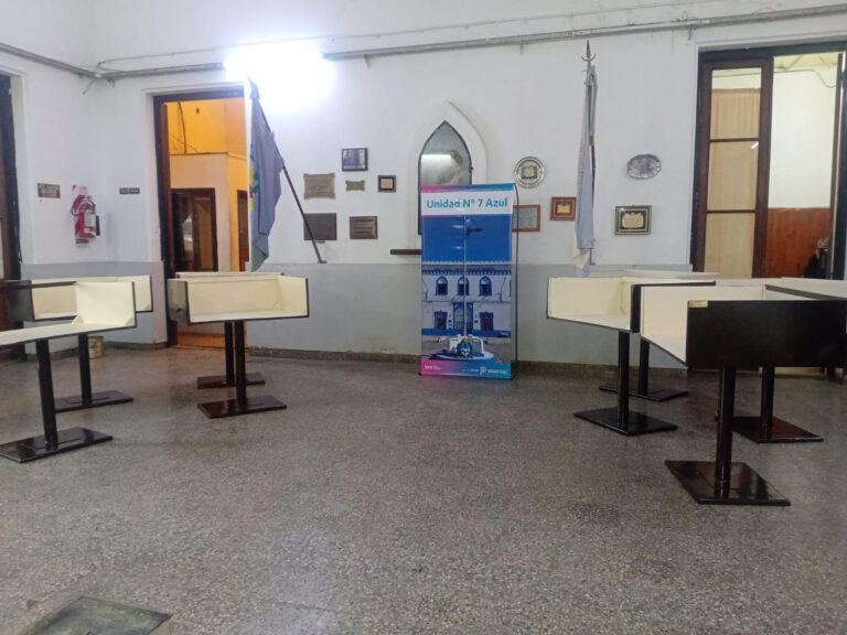 En la cárcel de hombres de Azul confeccionaron vitrinas para preservar el patrimonio cultural de la ciudad