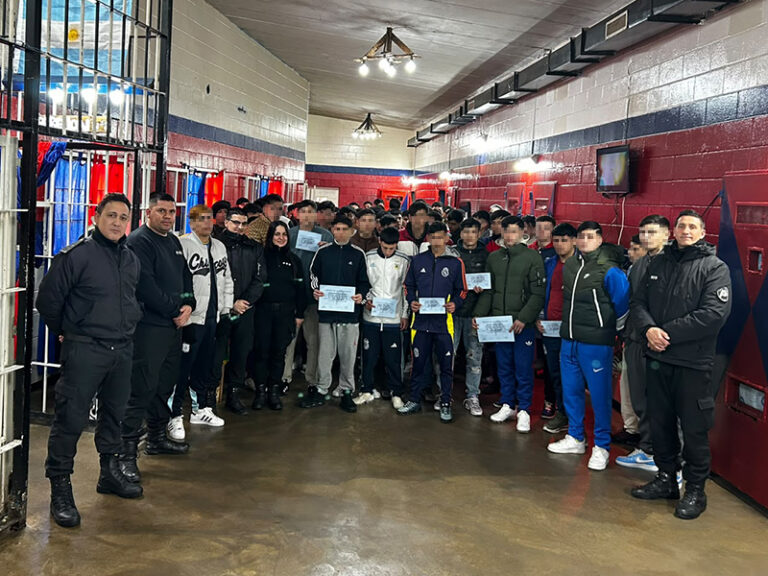 Jóvenes de la Unidad 54 recibieron sus diplomas tras finalizar el Taller de Barbería