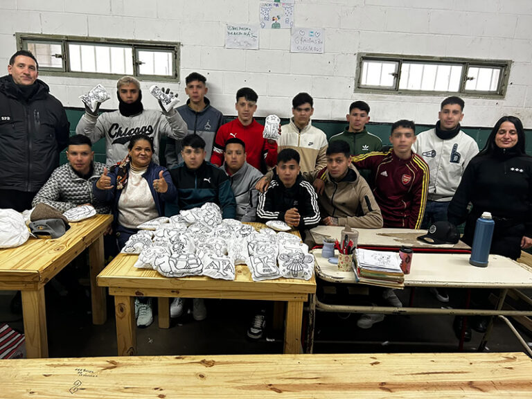 Jóvenes confeccionaron juguetes didácticos para sus hijos por el Día de las Infancias