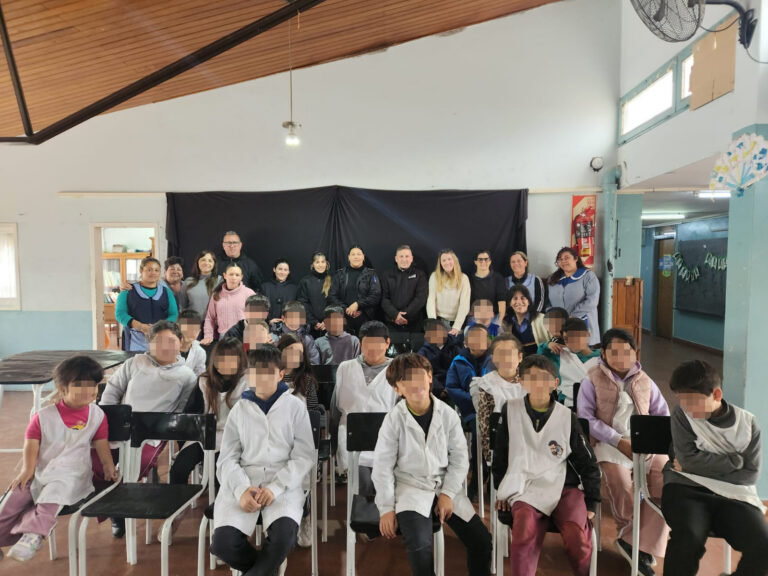 Donación de mano de obra: restauraron mobiliario de una escuela de General Alvear