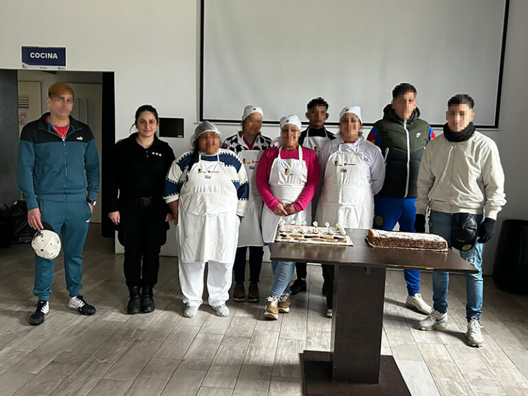 Jóvenes de la Unidad 54 elaboraron una torta para festejar el Día de las Infancias