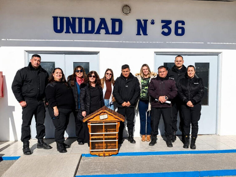 Personas privadas de la libertad fabrican biblioteca de madera para el Hogar de Adultos Mayores San José de las Islas de Magdalena