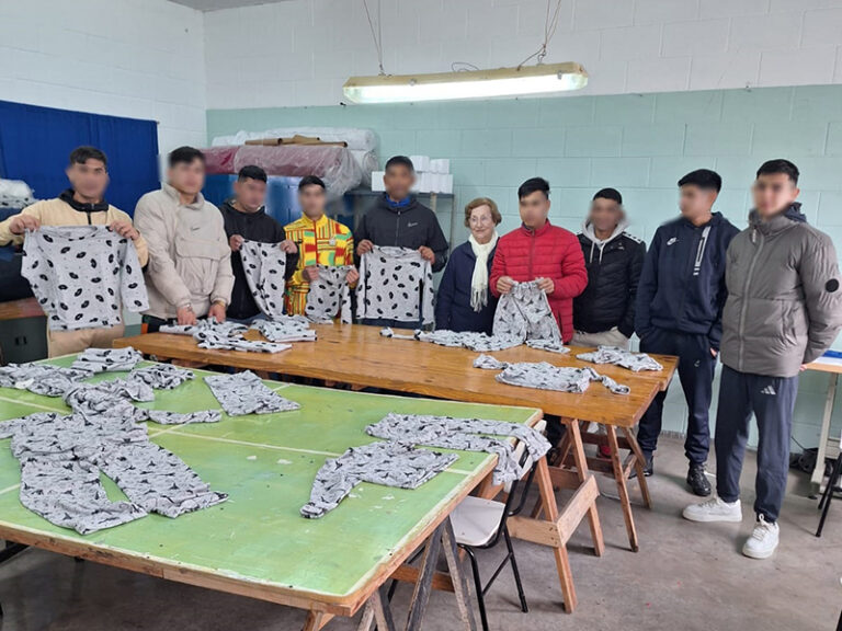 Estudiantes de la Unidad 38 confeccionaron pijamas para el Día del Niño