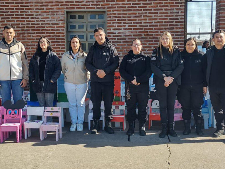 Unidad 61: elaboraron sillas y mesas infantiles para una entidad de Berisso