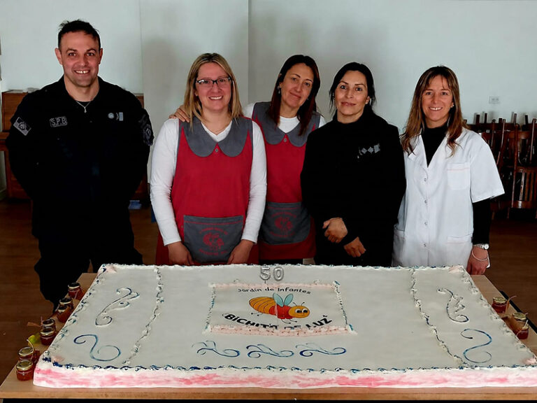 Una torta de 45 kilos elaborada en una cárcel de Azul acompañó los 50 años del Jardín Maternal Bichitos de Luz
