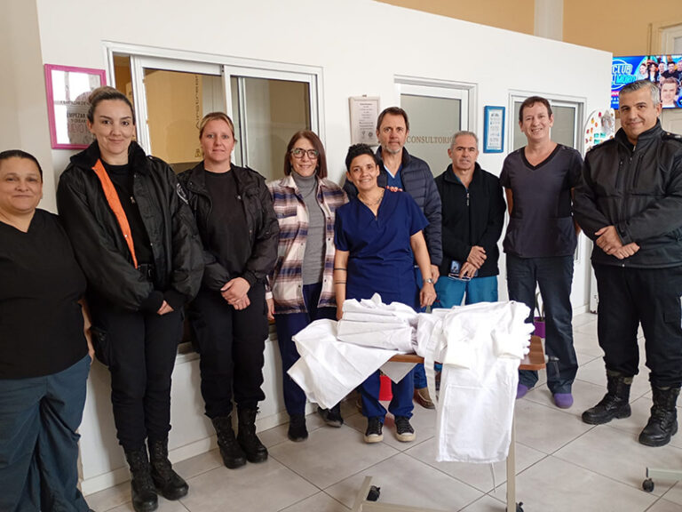 En la cárcel de mujeres de Azul confeccionaron camisolines y cubre camillas para el Hospital Dr. Ángel Pintos