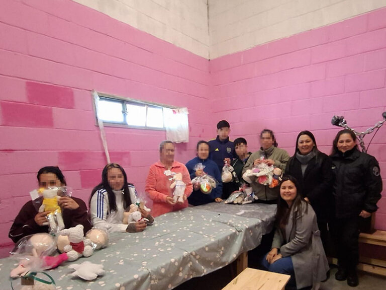 Jornada recreativa y entrega de juguetes artesanales por el Día de la Niñez en la Unidad 54