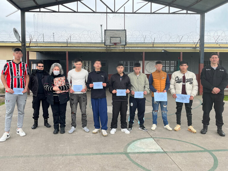 Jóvenes de la Unidad 54 recibieron certificados tras concluir el taller de Peluquería y Barbería