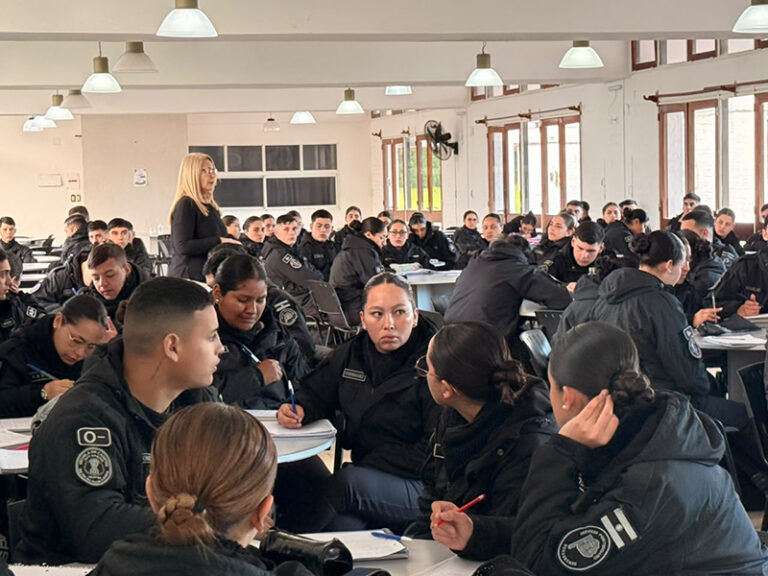 Charla de prevención de riesgo suicida en la Escuela de Cadetes