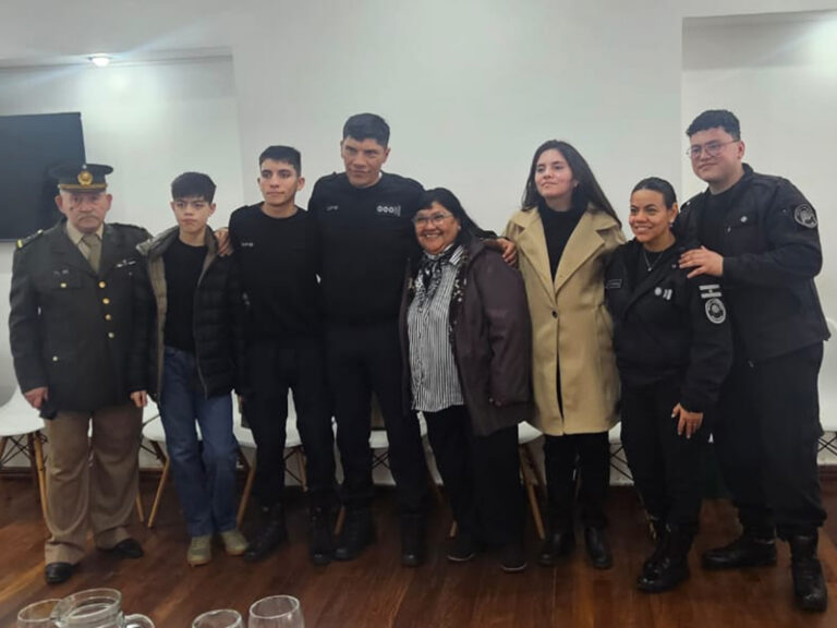 Celebración, homenaje y reconocimiento a un agente por su retiro
